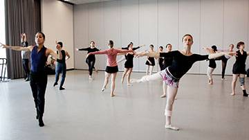 Melissa Verdecia teaching ballet