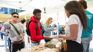 SMC Students getting samples from EveryTable