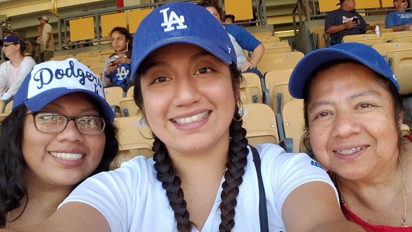 Jasmin with sister and mom